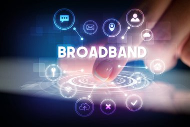 Web teknolojisi simgeleriyle tablete dokunmak