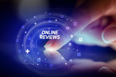 Sosyal medya simgeleri kavramlı parmak dokunuşu tableti