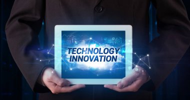 Tablet tutan kişi, teknoloji konsepti