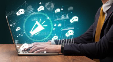 Dizüstü bilgisayarda çalışan iş adamı, başarılı iş konsepti