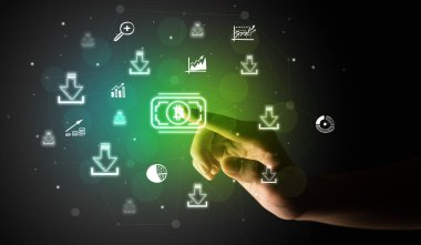 İş adamı parmağı ekranda elle çizilmiş para birimi simgeleriyle çokluortam arayüzüne dokunuyor