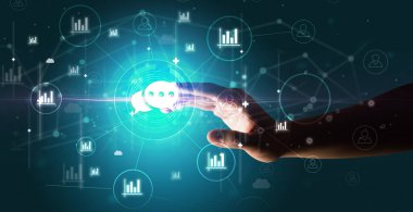 İşadamı çoklu dokunmatik ekranda hisse senedi grafik bilgisine bastı