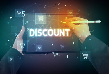 Alışveriş yazısıyla el ele tutuşma tabletinin yakın çekimi