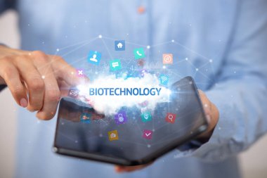 İş adamı katlanabilir bir akıllı telefon tutuyor, teknoloji konsepti