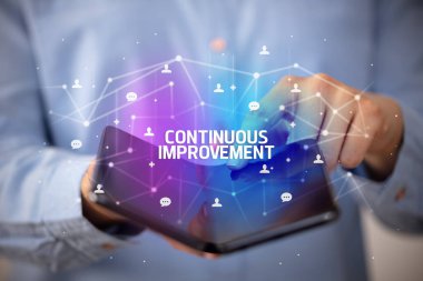 Katlanabilir akıllı telefonu olan bir iş adamı, yeni teknoloji konsepti