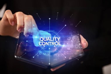 İş adamı katlanabilir bir akıllı telefon tutuyor, yeni iş konsepti