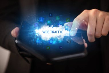 İş adamı katlanabilir bir akıllı telefon tutuyor, teknoloji konsepti