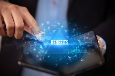 İş adamı katlanabilir bir akıllı telefon tutuyor, iş konsepti