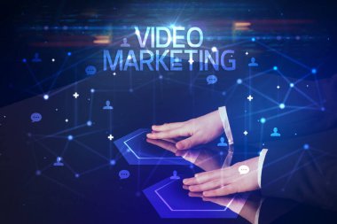 Sosyal simgelerle sosyal ağlarda gezinme