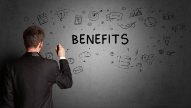 İş adamı yaratıcı bir fikir çiziyor.