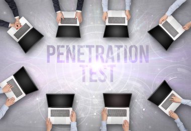 Bir dizüstü bilgisayarın önünde bir grup insan, güvenlik kavramı