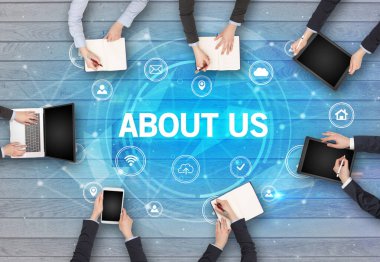 Bir grup insan toplantı yapıyor.