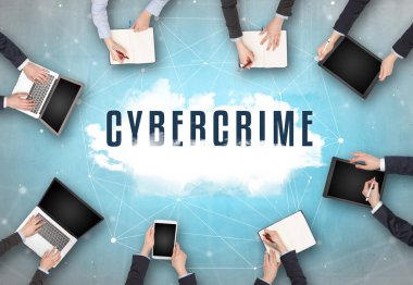 Bir grup insan toplantı yapıyor.