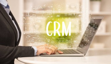 Eller yeni modern bilgisayarda çalışıyor.