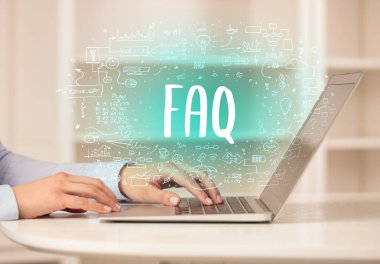 Eller yeni modern bilgisayarda çalışıyor.