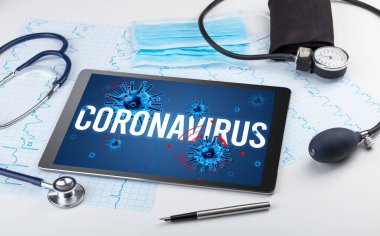 Beyaz yüzeyde tablet pc ve doktor araçları