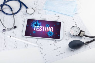 Beyaz yüzeyde tablet pc ve doktor araçları