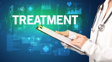 Genç doktor notlar yazıyor.