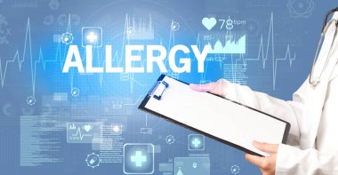 Genç doktor notlar yazıyor.