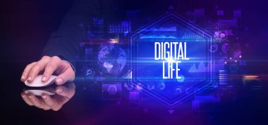 El ele tutuşan kablosuz çevre, siber güvenlik kavramı