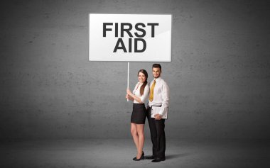 İş adamı elinde trafik levhası tutuyor