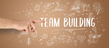 İşletme yazıtlarına işaret eden kırpılmış elin yakın çekimi