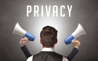 Üzerinde yazı olan bir iş adamının arka görünüşü