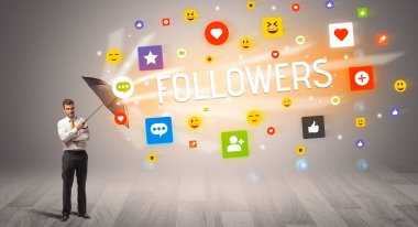 Sosyal medyadan şemsiyeyle savunma yapan iş adamı