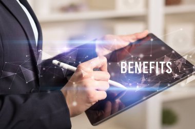 Tablet kullanarak elleri kapat