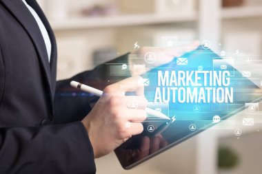 Modern teknoloji konseptini arayan bir tabletin yakın çekimi