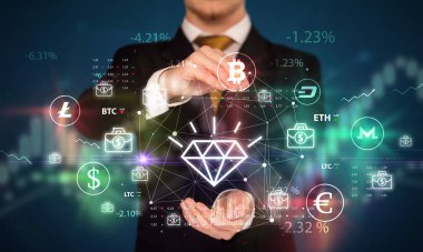 Para birimi sembolleri taşıyan bir işadamı