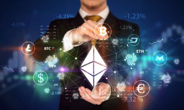 Para birimi sembolleri taşıyan bir işadamı