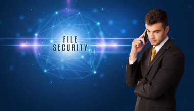 İş adamı güvenliği düşünüyor.