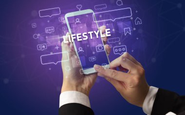 Sosyal medya kavramına sahip akıllı telefon kullanımı