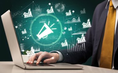 Dizüstü bilgisayarda çalışan iş adamı, başarılı iş konsepti