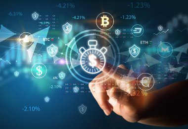 İş adamı multimedya dokunmatik ekranında para birimi simgesini elle itiyor