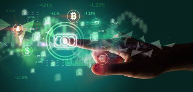 İş adamı multimedya dokunmatik ekranında para birimi simgesini elle itiyor