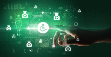 Doktor el, ekranda tıbbi sembollü fütüristik sağlık aygıtı kullanıyor.