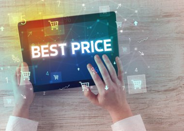 Alışveriş yazısıyla el ele tutuşma tabletinin yakın çekimi