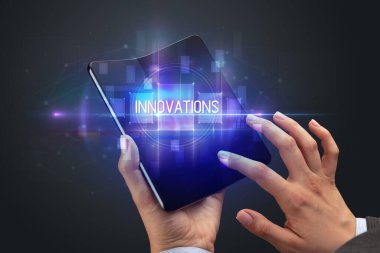 Katlanabilir akıllı telefonu olan bir iş adamı