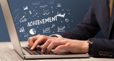 Dizüstü bilgisayar ve iş konsepti üzerinde çalışan iş adamı