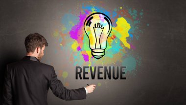 İş adamı renkli ampul çiziyor