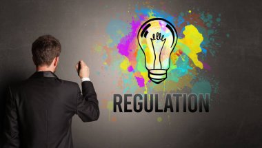 İş adamı renkli ampul çiziyor