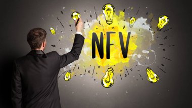 Adam renkli ampul çiziyor.