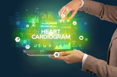 Tıbbi yazıyla dokunmatik ekranın yakın plan görüntüsü