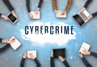 Bir grup insan toplantı yapıyor.