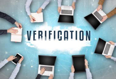 Bir grup insan toplantı yapıyor.