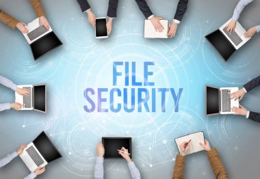 Bir dizüstü bilgisayarın önünde bir grup insan, güvenlik kavramı