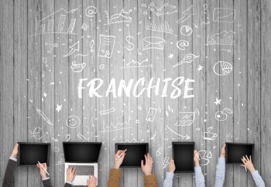 Ofiste çalışan bir grup iş adamı