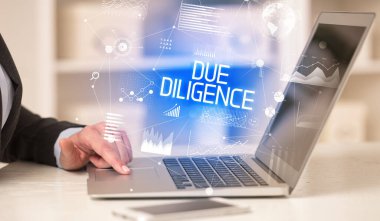 Bilgisayarda çalışan bir iş adamının yan görüntüsü